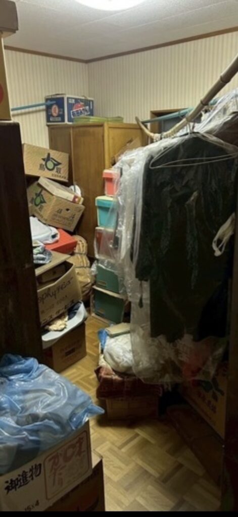 家財や衣類などが残っている京都市左京区の空き家整理前の様子