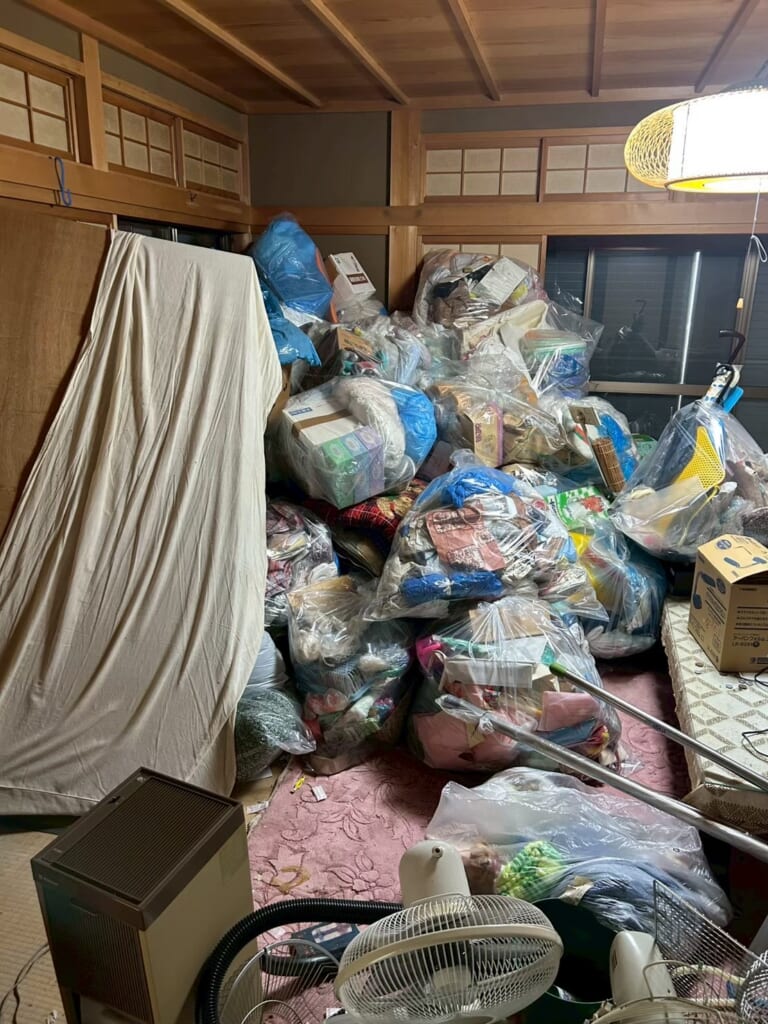 京都の空き家整理作業前｜家財や生活用品が多く残る和室の様子