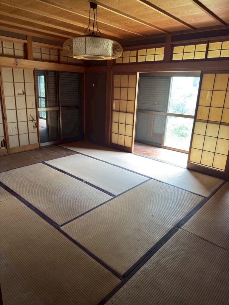 京都の空き家整理作業後｜家財や生活用品を整理し、畳が見える状態になった和室