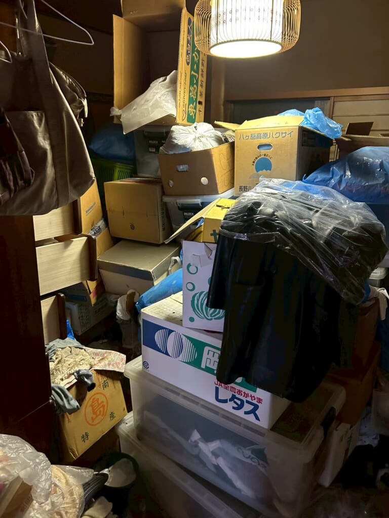 京都の空き家整理作業前｜段ボールや家財、生活用品が積み重なった和室