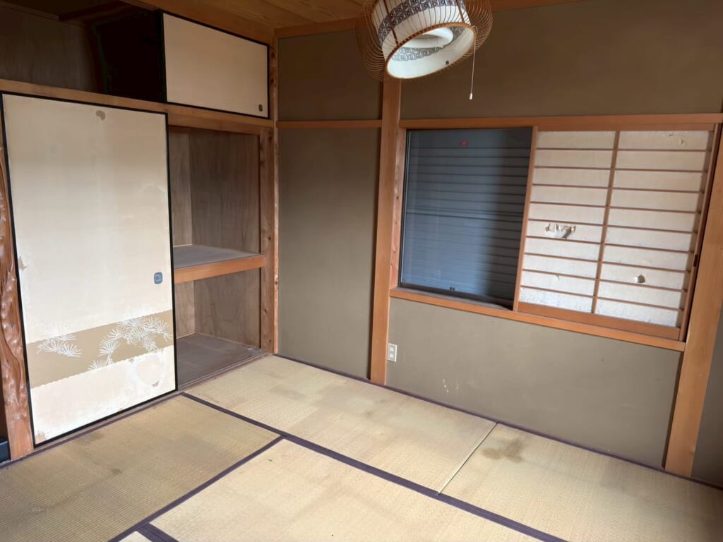 京都の空き家整理作業後｜段ボールや家財を整理し、押し入れと畳が見えるようになった和室
